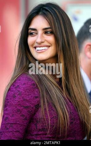 L'actrice Penelope Cruz porte une robe mauve ajustée montrant sa figure ...