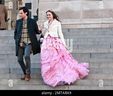 Penn Badgley et Leighton Meester sont vus sur le terrain pour filmer une scène de la série télévisée "Gossip Girl", alors qu'ils sont sur place à Manhattan. Leighton porte une robe rose avec une veste blanche et un tiara comme les deux sont vus en descendant quelques escaliers et puis partager un baiser romantique. New York, NY. 6th février 2012. Banque D'Images