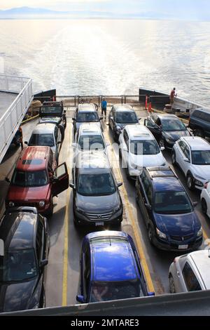 Une photo aérienne de véhicules sur le pont de BC Ferry, Colombie-Britannique, Canada Banque D'Images