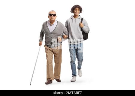 Portrait complet d'un jeune homme africain américain aidant un homme aveugle âgé avec un bâton isolé sur fond blanc Banque D'Images