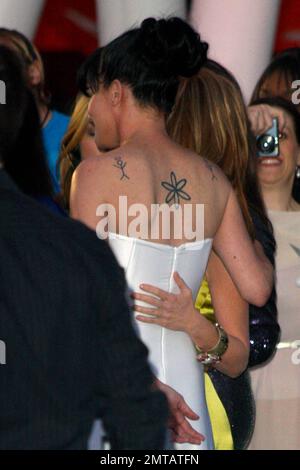 Pauley Perrette, star de la NCIS, montre ses tatouages dans une robe blanche sans bretelles lorsqu'elle arrive aux People's Choice Awards qui se tiennent au Nokia Theatre L.A. Vivez à Los Angeles, CA. 1/5/11. Banque D'Images