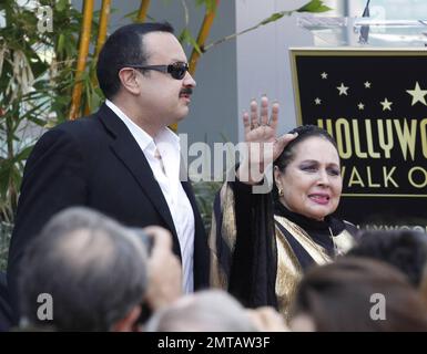 Le chanteur latin Pepe Aguilar ainsi que sa mère, l'actrice mexicaine et chanteuse Flor Silvestre, lors de sa cérémonie Star sur le Hollywood Walk of Fame à Hollywood, Californie. 26th juillet 2012. Banque D'Images