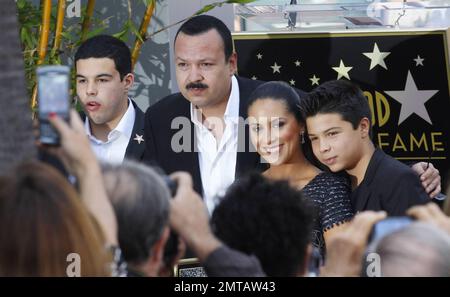 Le chanteur latin Pepe Aguilar avec sa famille lors de sa cérémonie Star sur le Hollywood Walk of Fame à Hollywood, CA. 26th juillet 2012. . Banque D'Images