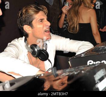 Perry Farrell, de Jane's addiction et de l'épouse Etty Lau Farrell fêtent le lancement de leur nouveau projet de musique et de technologie fusionnant des musiciens Precision Guided avec une performance Perry-Etty vs Chris Cox au salon et club Bardot pendant l'Art Basel Miami Beach. Perry et Etty, qui peut actuellement être vu sur l'E! La série Reality « arried to Rock », qui s'est hunked au stand du DJ où ils ont passé un excellent moment les uns avec les autres. Miami, Floride. 12/02/10. Banque D'Images