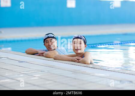 Couple senior japonais à la piscine intérieure Banque D'Images