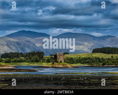 Une vue magnifique sur le château de Stalker sur un îlot marécageux sur le Loch Laich, en Écosse. Banque D'Images