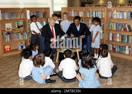 Peter Andre aide le maire Boris Johnson à recruter des « ambassadeurs de la lecture » pour un nouveau projet de lecture et d'alphabétisation à la Botwell Green Library. Londres, Royaume-Uni. 6/14/11. Banque D'Images
