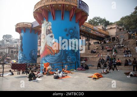 Les gens qui se trouvent près du gange à Varanasi, Uttar Pradesh, Inde Banque D'Images