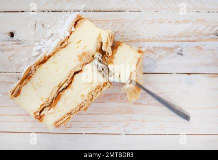 Tranche de Custard fraîche et plate sur une surface en bois rustique avec espace de copie. Banque D'Images