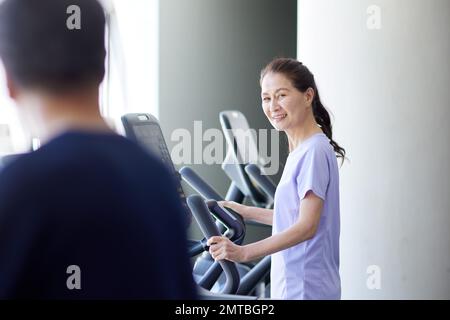 Entraînement de couple senior japonais à la salle de gym intérieure Banque D'Images