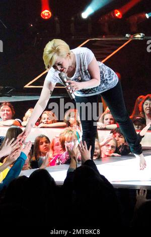 EXCLUSIF !! Kellie Pickler joue en direct sur scène à l'Amway Arena, qui ouvre pour la sensation pop country Taylor Swift lors de la Fearless Tour. À un moment donné, Kellie se comporte également pieds nus. Orlando, Floride 03/05/10. . Banque D'Images