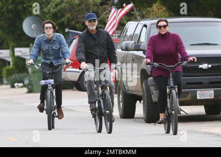 Pierce Brosnan, sa femme Keely Shaye Smith et son fils Dylan Brosnan pour une balade en vélo à Malibu. Los Angeles, Californie. 19th janvier 2016. Banque D'Images