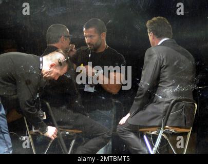 L'hôte de CNN, Piers Morgan, interroge George Michael dans le bâtiment des médias à l'extérieur de Buckingham Palace la veille du mariage royal. Londres, Royaume-Uni. 4/28/11. Banque D'Images