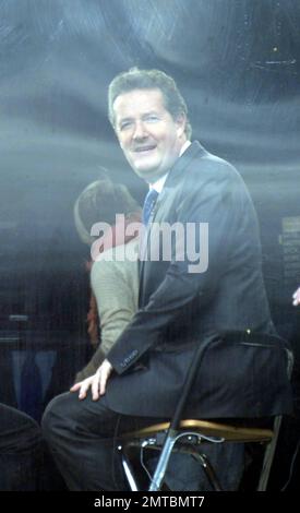 L'hôte de CNN, Piers Morgan, interroge George Michael dans le bâtiment des médias à l'extérieur de Buckingham Palace la veille du mariage royal. Londres, Royaume-Uni. 4/28/11. Banque D'Images