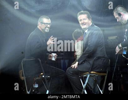 L'hôte de CNN, Piers Morgan, interroge George Michael dans le bâtiment des médias à l'extérieur de Buckingham Palace la veille du mariage royal. Londres, Royaume-Uni. 4/28/11. Banque D'Images