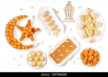 Assortiment traditionnel de bonbons du Moyen-Orient avec décor de ramadan . Ramadan desserts maamoul, awameh ou lokma, basbousa . Vue de dessus Banque D'Images