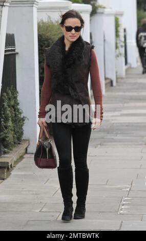 Pippa Middleton a été vu marcher pour travailler dans un gilet brun avec un col en fourrure, un haut brun, des leggings noirs et accessorisés avec des lunettes de soleil sombres, un sac à main noir et des bottes noires hauteur genou. Londres, Royaume-Uni. 6th janvier 2012. Banque D'Images