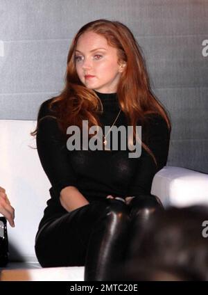 - Lily Cole au lancement du calendrier Pirelli 2010 photographié par Terry Richardson à Londres, Royaume-Uni. 11/19/09. Banque D'Images