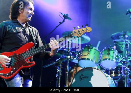 Connu comme le groupe de rock italien Pooh, le groupe de rock italien Pooh se produit en concert au Palalottomatica Piazzale dello Sport. Le groupe, qui a vu plusieurs membres venir et aller, a produit plus de 40 albums studio et a été formé en 1966. Dove comincia il Sole, qui interprétait sur scène des chansons de son nouvel album, étaient Dodi Battaglia, Red Canzian, Roby Facchinetti et le batteur britannique Steve Ferrone. Rome, ITA. 11/27/10. Banque D'Images