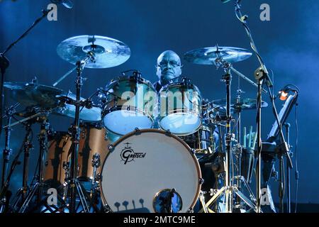 Connu comme le groupe de rock italien Pooh, le groupe de rock italien Pooh se produit en concert au Palalottomatica Piazzale dello Sport. Le groupe, qui a vu plusieurs membres venir et aller, a produit plus de 40 albums studio et a été formé en 1966. Dove comincia il Sole, qui interprétait sur scène des chansons de son nouvel album, étaient Dodi Battaglia, Red Canzian, Roby Facchinetti et le batteur britannique Steve Ferrone. Rome, ITA. 11/27/10. Banque D'Images