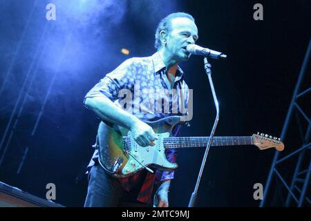 Connu comme le groupe de rock italien Pooh, le groupe de rock italien Pooh se produit en concert au Palalottomatica Piazzale dello Sport. Le groupe, qui a vu plusieurs membres venir et aller, a produit plus de 40 albums studio et a été formé en 1966. Dove comincia il Sole, qui interprétait sur scène des chansons de son nouvel album, étaient Dodi Battaglia, Red Canzian, Roby Facchinetti et le batteur britannique Steve Ferrone. Rome, ITA. 11/27/10. Banque D'Images