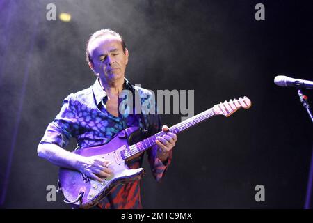 Connu comme le groupe de rock italien Pooh, le groupe de rock italien Pooh se produit en concert au Palalottomatica Piazzale dello Sport. Le groupe, qui a vu plusieurs membres venir et aller, a produit plus de 40 albums studio et a été formé en 1966. Dove comincia il Sole, qui interprétait sur scène des chansons de son nouvel album, étaient Dodi Battaglia, Red Canzian, Roby Facchinetti et le batteur britannique Steve Ferrone. Rome, ITA. 11/27/10. Banque D'Images