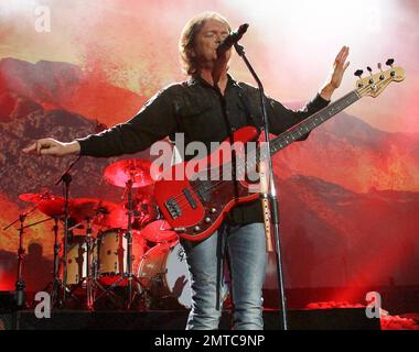 Connu comme le groupe de rock italien Pooh, le groupe de rock italien Pooh se produit en concert au Palalottomatica Piazzale dello Sport. Le groupe, qui a vu plusieurs membres venir et aller, a produit plus de 40 albums studio et a été formé en 1966. Dove comincia il Sole, qui interprétait sur scène des chansons de son nouvel album, étaient Dodi Battaglia, Red Canzian, Roby Facchinetti et le batteur britannique Steve Ferrone. Rome, ITA. 11/27/10. Banque D'Images