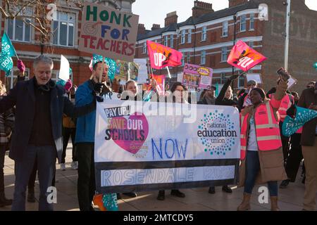 Londres, Royaume-Uni, 1 février 2023 : à Windrush Square à Brixton, des membres en grève du syndicat national de l'éducation se rassemblent avant de se rendre dans le centre de Londres pour rejoindre la manifestation de masse. L'action industrielle fait partie d'un différend sur la rémunération, les pensions et les conditions de travail. Anna Watson/Alay Live News Banque D'Images