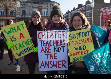 Londres, Royaume-Uni, 1 février 2023 : à Windrush Square à Brixton, des membres en grève du syndicat national de l'éducation se rassemblent avant de se rendre dans le centre de Londres pour rejoindre la manifestation de masse. L'action industrielle fait partie d'un différend sur la rémunération, les pensions et les conditions de travail. Anna Watson/Alay Live News Banque D'Images