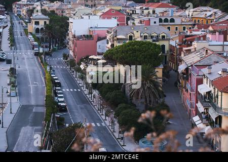 Vue sur le village pittoresque de Moneglia par une journée ensoleillée en Italie Banque D'Images