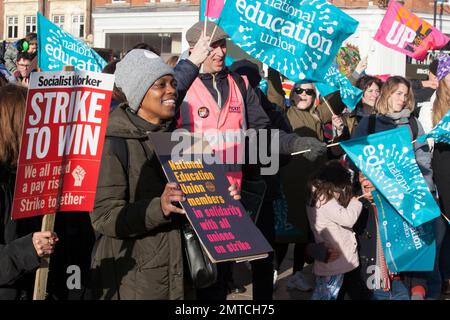 Londres, Royaume-Uni, 1 février 2023 : à Windrush Square à Brixton, des membres en grève du syndicat national de l'éducation se rassemblent avant de se rendre dans le centre de Londres pour rejoindre la manifestation de masse. L'action industrielle fait partie d'un différend sur la rémunération, les pensions et les conditions de travail. Anna Watson/Alay Live News Banque D'Images