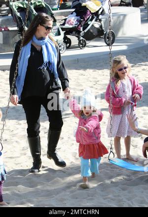 L'actrice Jennifer Garner montre sa bosse de bébé croissante dans un parc de Santa Monica tout en partageant le temps de jeu avec ses deux adorables filles Seraphina, 2 ans, et Violet, qui a atteint 6 ans le 1st décembre. Garner, âgé de 39 ans, qui doit se porter au printemps 2012, portait un confortable haut noir, un pantalon noir, accessoirisé avec des bottes hauteur genou noires, des lunettes de soleil foncées et un foulard bleu pour bébé. La momie de bientôt être trois a été vu aider Seraphina sur les balançoires et sur les barres de singe. Les trois dames gauche main dans la main tandis que Violet sauta le long du chemin. Los Angeles, Californie. 4th décembre 2011. Banque D'Images