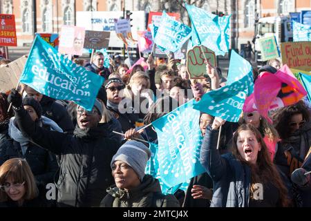 Londres, Royaume-Uni, 1 février 2023 : à Windrush Square à Brixton, des membres en grève du syndicat national de l'éducation se rassemblent avant de se rendre dans le centre de Londres pour rejoindre la manifestation de masse. L'action industrielle fait partie d'un différend sur la rémunération, les pensions et les conditions de travail. Anna Watson/Alay Live News Banque D'Images