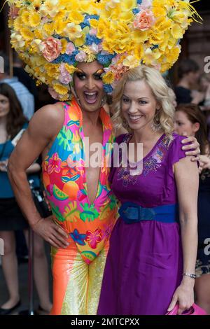 Sarah Manners arrive au Palace Theatre dans le West End de Londres pour une représentation spéciale du classique de la reine de drag « Pricilla Queen of the Desert the musical » sur l'acteur britannique Ben Richards, jouant le personnage Tick. Sur le tapis rouge se trouvait également un acteur flamboyant habillé qui a contribué à mettre de grands sourires sur le visage de nombreux invités. Londres, Royaume-Uni. 06/22/10. . Banque D'Images