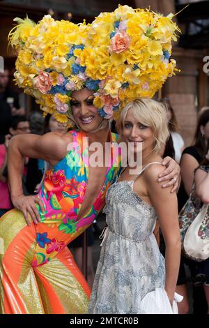 Ali Bastian arrive au Palace Theatre dans le West End de Londres pour une représentation spéciale de la reine de drag classique "Pricilla Queen of the Desert the musical" sur l'acteur britannique Ben Richards première nuit jouant le personnage Tick. Sur le tapis rouge se trouvait également un acteur flamboyant habillé qui a contribué à mettre de grands sourires sur le visage de nombreux invités. Londres, Royaume-Uni. 06/22/10. . Banque D'Images