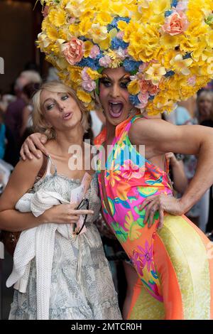 Ali Bastian arrive au Palace Theatre dans le West End de Londres pour une représentation spéciale de la reine de drag classique "Pricilla Queen of the Desert the musical" sur l'acteur britannique Ben Richards première nuit jouant le personnage Tick. Sur le tapis rouge se trouvait également un acteur flamboyant habillé qui a contribué à mettre de grands sourires sur le visage de nombreux invités. Londres, Royaume-Uni. 06/22/10. . Banque D'Images