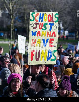 Brighton UK 1st février 2023 - les manifestants des syndicats d'enseignement se réunissent au niveau de Brighton alors qu'un demi-million de travailleurs devraient manifester aujourd'hui dans toute la Grande-Bretagne contre le gouvernement : Credit Simon Dack / Alay Live News Banque D'Images