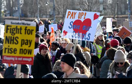Brighton UK 1st février 2023 - les manifestants des syndicats d'enseignement se réunissent au niveau de Brighton alors qu'un demi-million de travailleurs devraient manifester aujourd'hui dans toute la Grande-Bretagne contre le gouvernement : Credit Simon Dack / Alay Live News Banque D'Images