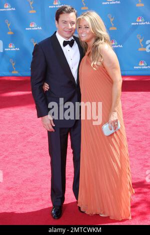 Jimmy Fallon et sa femme Nancy Juvonen marchent sur le tapis rouge pour les Primetime Emmy Awards 62nd qui se tiennent au Nokia Theatre L.A. En direct. Los Angeles, Californie. 08/29/10. Banque D'Images