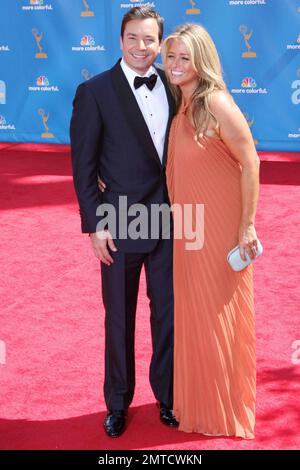 Jimmy Fallon et sa femme Nancy Juvonen marchent sur le tapis rouge pour les Primetime Emmy Awards 62nd qui se tiennent au Nokia Theatre L.A. En direct. Los Angeles, Californie. 08/29/10. Banque D'Images