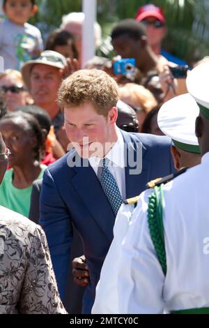 Le prince Harry arrive sur la place Rawson pour l'ouverture de l'exposition du Jubilé de la Reine à Nassau. Le prince est en tournée d'une semaine en Amérique centrale et dans les Caraïbes, en tant qu'ambassadeur de la reine Elizabeth de Grande-Bretagne dans le cadre de son Jubilé de diamant. Nassau, Bahamas. 4th mars 2012. Banque D'Images