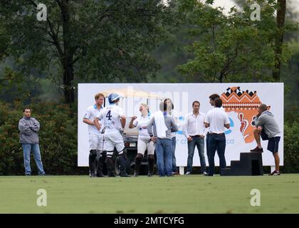 Le Prince Harry participe à la coupe de polo Sentebale présentée par Royal Salute World Polo et tenue à Valiente Polo Farm à Wellington, en Floride. Le prince Harry a été vu en compétition dans le match de polo de charité par forte pluie. Chacun des trois matchs de robins ronds a été raccourci à 2 chuckers de 5 minutes. 4th mai 2016. Banque D'Images