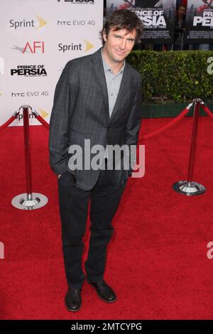 Jack Davenport marche le tapis rouge à la première à Los Angeles de « Prince of Persia: The Sands of Time » au théâtre chinois de Grauman. Le film d'action aventure, qui est basé sur un jeu vidéo, les stars Jake Gyllenhaal, Gemma Arterton et Ben Kingsley. Selon des rapports, Arterton a dit qu'elle était plutôt impressionnée par le corps de Gyllenhaal pendant qu'il filmait, car il a passé de nombreuses heures dans la salle de gym à se hemer pour le rôle. Los Angeles, Californie. 05/17/10. Banque D'Images