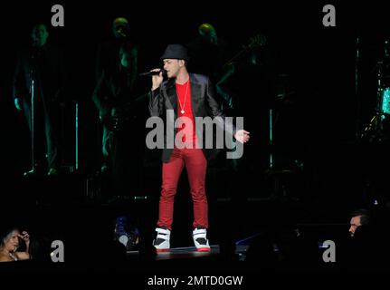 Le Prince Royce a ouvert le « Euphoria World Tour » d'Enrique Iglesias à Miami à l'American Airlines Arena. Le jeune artiste qui est sorti de New York, a déjà été salué sur les tableaux d'affichage tropicaux et latins chauds. Il a échauffé la foule avec sa performance principalement espagnole, qui comprenait ses succès commerciaux, les tubes « Corazon Sin Cara » et « Stus by Me. » Miami, Floride. 22nd octobre 2011. . Banque D'Images