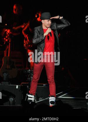 Le Prince Royce a ouvert le « Euphoria World Tour » d'Enrique Iglesias à Miami à l'American Airlines Arena. Le jeune artiste qui est sorti de New York, a déjà été salué sur les tableaux d'affichage tropicaux et latins chauds. Il a échauffé la foule avec sa performance principalement espagnole, qui comprenait ses succès commerciaux, les tubes « Corazon Sin Cara » et « Stus by Me. » Miami, Floride. 22nd octobre 2011. . Banque D'Images