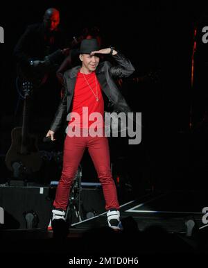 Le Prince Royce a ouvert le « Euphoria World Tour » d'Enrique Iglesias à Miami à l'American Airlines Arena. Le jeune artiste qui est sorti de New York, a déjà été salué sur les tableaux d'affichage tropicaux et latins chauds. Il a échauffé la foule avec sa performance principalement espagnole, qui comprenait ses succès commerciaux, les tubes « Corazon Sin Cara » et « Stus by Me. » Miami, Floride. 22nd octobre 2011. . Banque D'Images