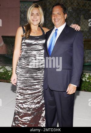 Après une journée de jeu, le comédien de tennis Jon Lovitz apparaît sur le tapis rouge avec un invité pour la réception de cocktail classique de tennis Pro-Celebrity 2010 de Chris Evert et Raymond James, qui a lieu au Boca Raton Resort & Club. Boca Raton, Floride. 11/06/10. Banque D'Images