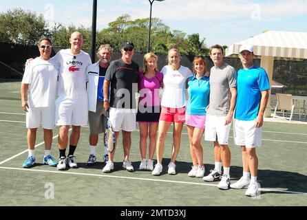 (G-D) Jon Lovitz, Murphy Jensen, invité, Alan Thicke, Chris Evert, Rennae Stubbs, Jill Zarin, Scott Foley et Jeffery Donovan assistent à l'événement médiatique de la Classique de tennis Pro-Celebrity de Chris Evert/Raymond James, qui s'est tenu au Boca Raton Resort. Boca Raton, Floride. 11th novembre 2011. Banque D'Images