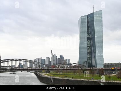 PRODUCTION - 01 février 2023, Hesse, Francfort-sur-le-main : le siège de la Banque centrale européenne (BCE) surplombe les gratte-ciels de la ville bancaire. En ce qui concerne l'2 février 2023, les principaux tuteurs monétaires européens décideront de nouveaux paliers de taux d'intérêt lors de leur réunion ordinaire du conseil. Photo: Arne Dedert/dpa Banque D'Images