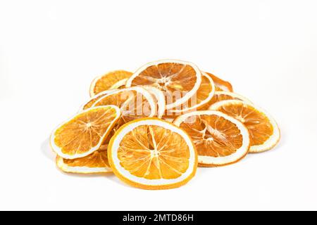 Tranches d'orange séchées maison éco-bio, chips. Tranches de fruits croustillantes déshydratées. Tas, pile d'oranges croquantes séchées au soleil. En-cas sain. Gros plan. COP Banque D'Images